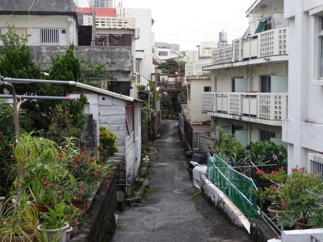 沖縄へ引越しする人必見！車の輸送方法・料金相場・荷物の準備まで徹底解説