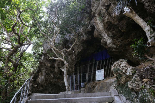 神秘に包まれたシルミチュー洞窟とは？沖縄屈指の聖地の魅力・歴史・アクセス情報を解説