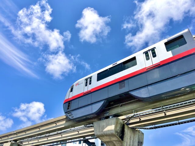 青空の下を爽快に走るモノレール