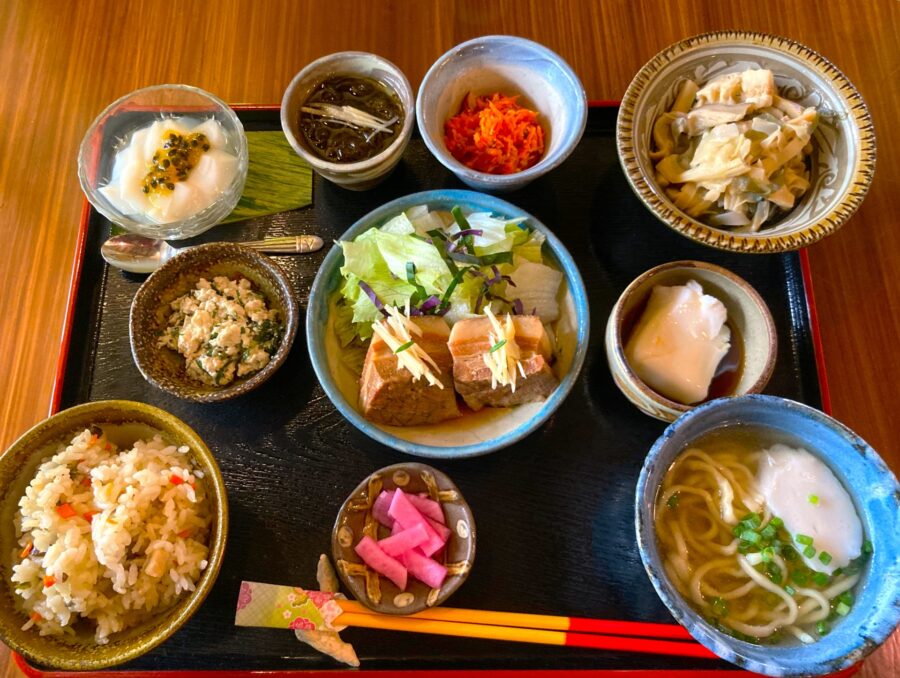 沖縄グルメ完全ガイド！観光で楽しむ絶品沖縄料理と地元で評判の人気店まとめ
