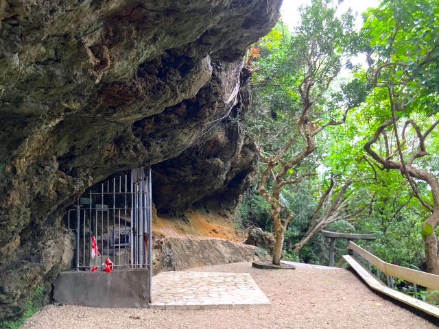 神秘に包まれたシルミチュー洞窟とは？沖縄屈指の聖地の魅力・歴史・アクセス情報を解説