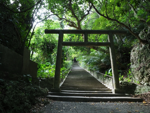 神秘に包まれたシルミチュー洞窟とは？沖縄屈指の聖地の魅力・歴史・アクセス情報を解説
