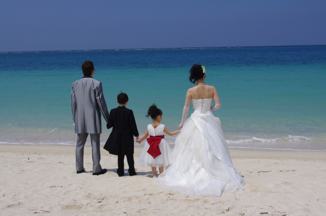 沖縄ビーチフォトや琉装フォトも！子連れでも安心のウエディングフォトプラン紹介