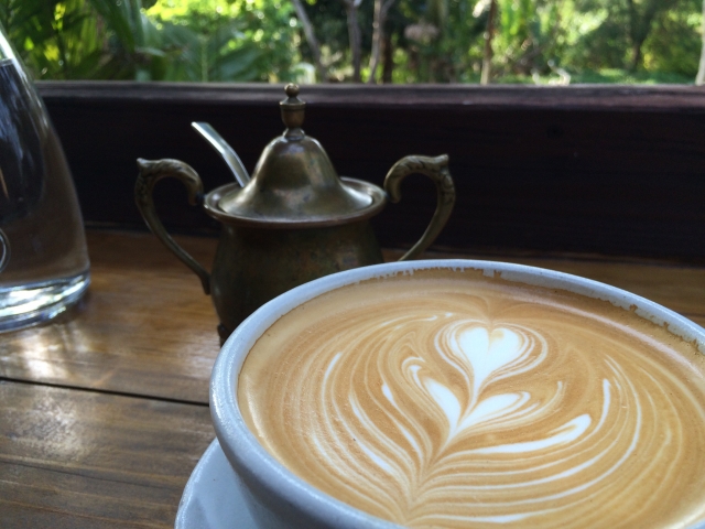 沖縄の自然に囲まれたカフェのラテ