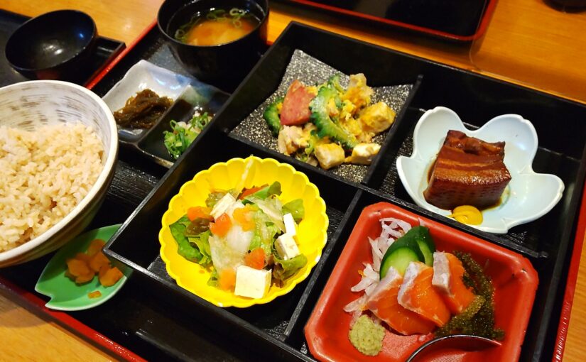 沖縄伝統料理を彩る松花堂風御膳