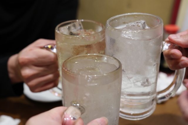 沖縄の居酒屋で乾杯
