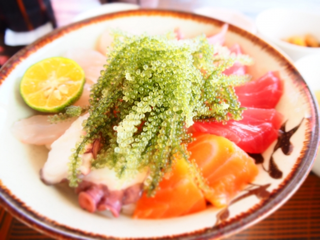 沖縄の新鮮な海産物と海ぶどうの海鮮丼