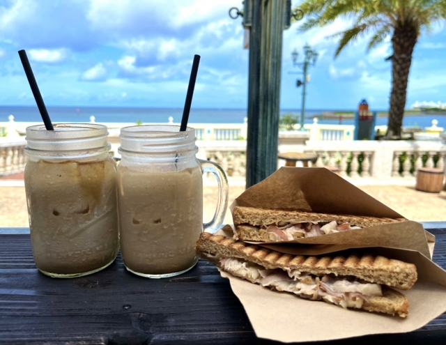 ビーチ前のカフェでサンドイッチとドリンクを楽しむ沖縄ランチ