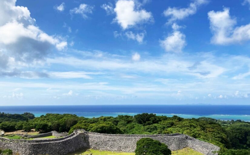 沖縄　今帰仁城跡から、城郭と海と空の風景