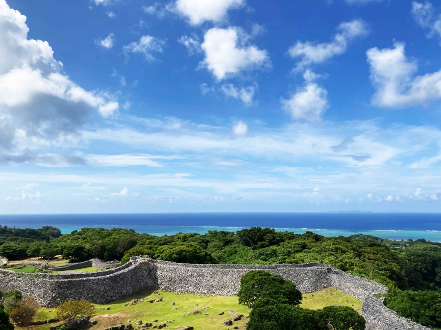 沖縄　今帰仁城跡から、城郭と海と空の風景