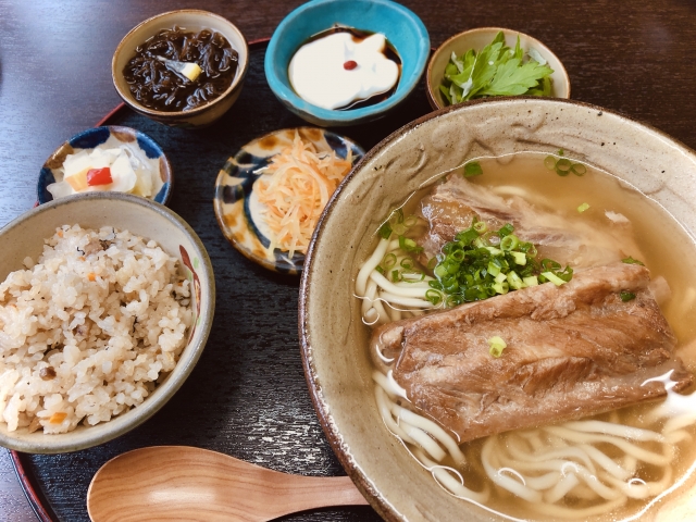 沖縄そばと郷土料理を楽しむランチ膳
