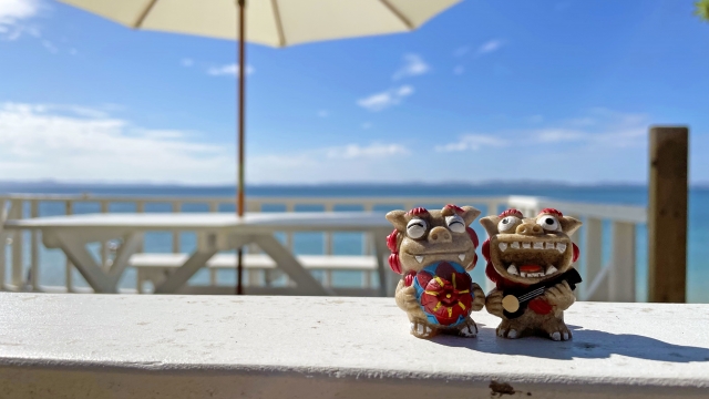 沖縄の海を望むカフェテラス