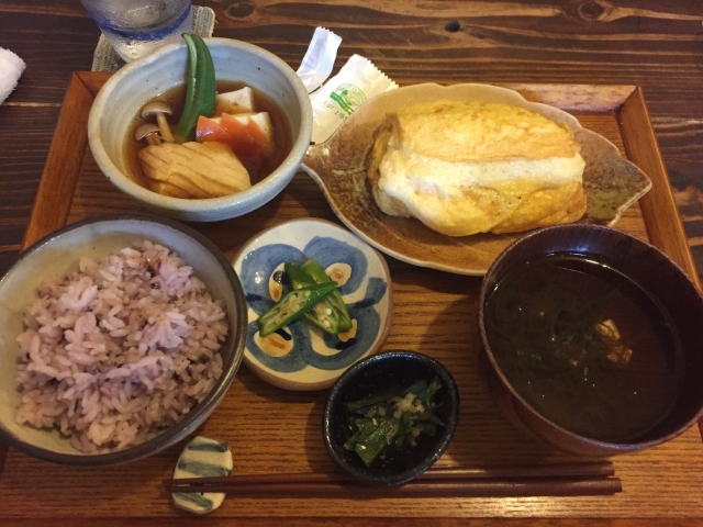 沖縄旅行で味わう和食ランチ