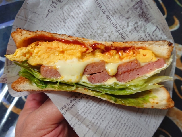 沖縄のカフェでいただくポーク玉子サンド
