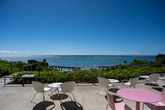 沖縄の絶景の海を望むバンタカフェ