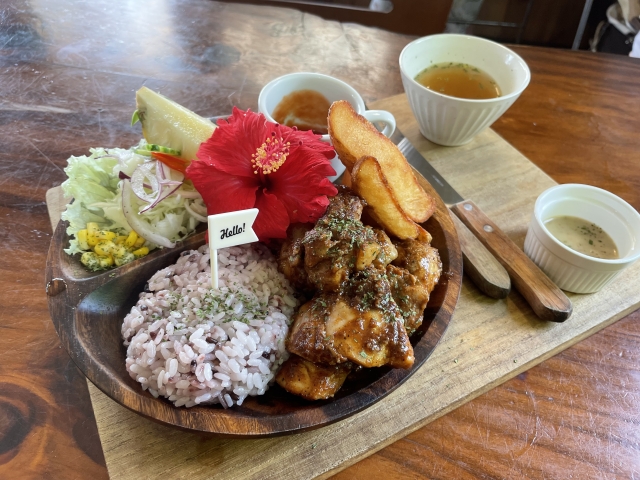 沖縄カフェの彩り豊かなワンプレートランチ