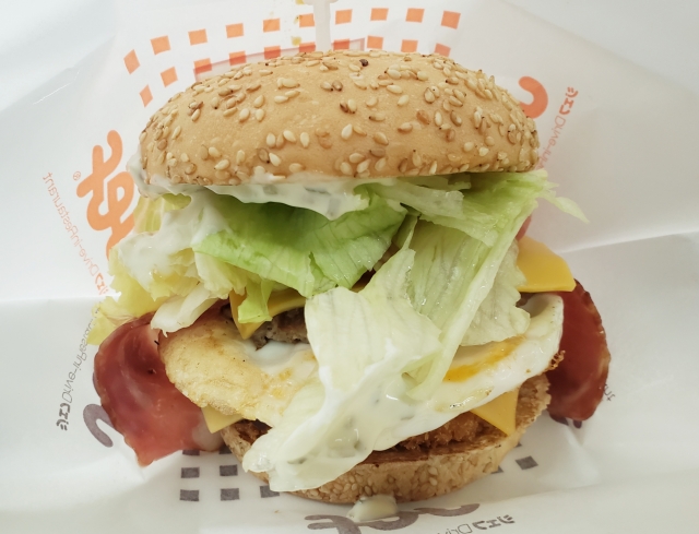 沖縄チェーン店カフェJefのハンバーガー