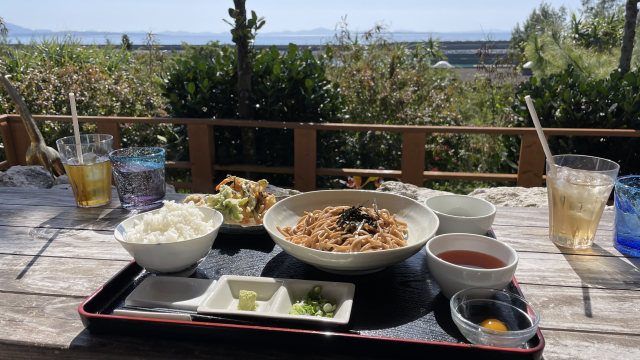 沖縄の海を望む絶景ランチセット 