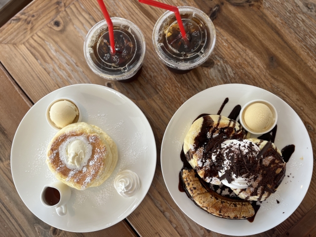 沖縄の人気カフェで味わうパンケーキ