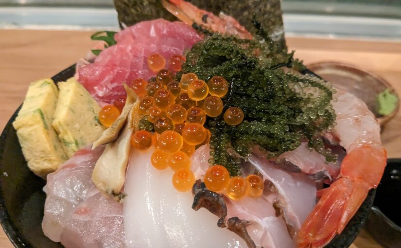 沖縄の新鮮な海の幸を盛った豪華海鮮丼