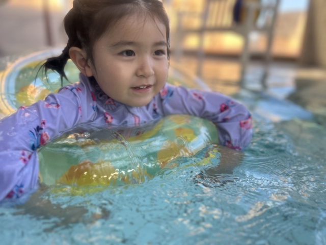 室内のプールで楽しく過ごす女の子