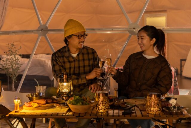 沖縄グランピング施設での夜のディナータイム