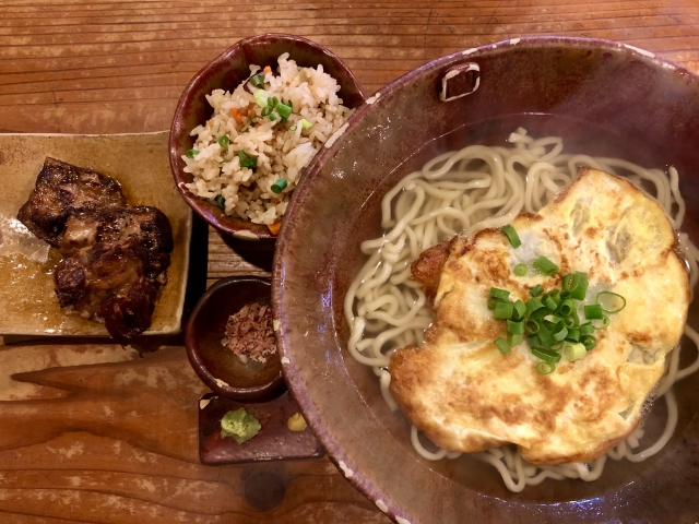 沖縄名物そばと焼き物セット、地元の味を堪能