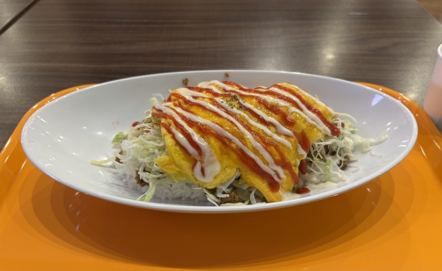 沖縄のカフェきじむなぁの名物オムタコライス