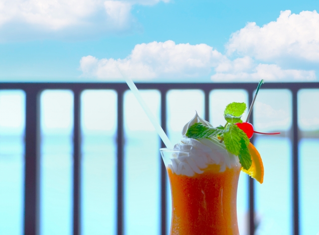沖縄の海辺で楽しむカフェタイム
