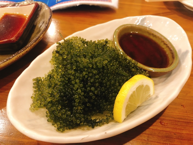沖縄名物の新鮮な海ぶどうと醤油だれ 