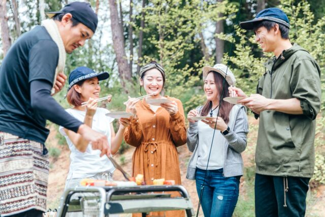 沖縄グランピングのバーベキューで笑顔の時間