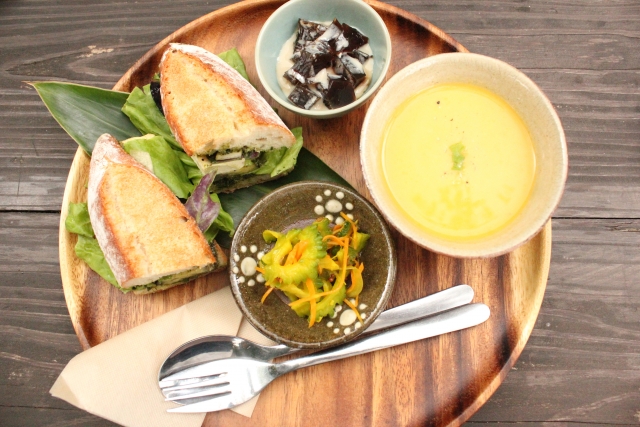沖縄カフェランチのサンドイッチとスープ 