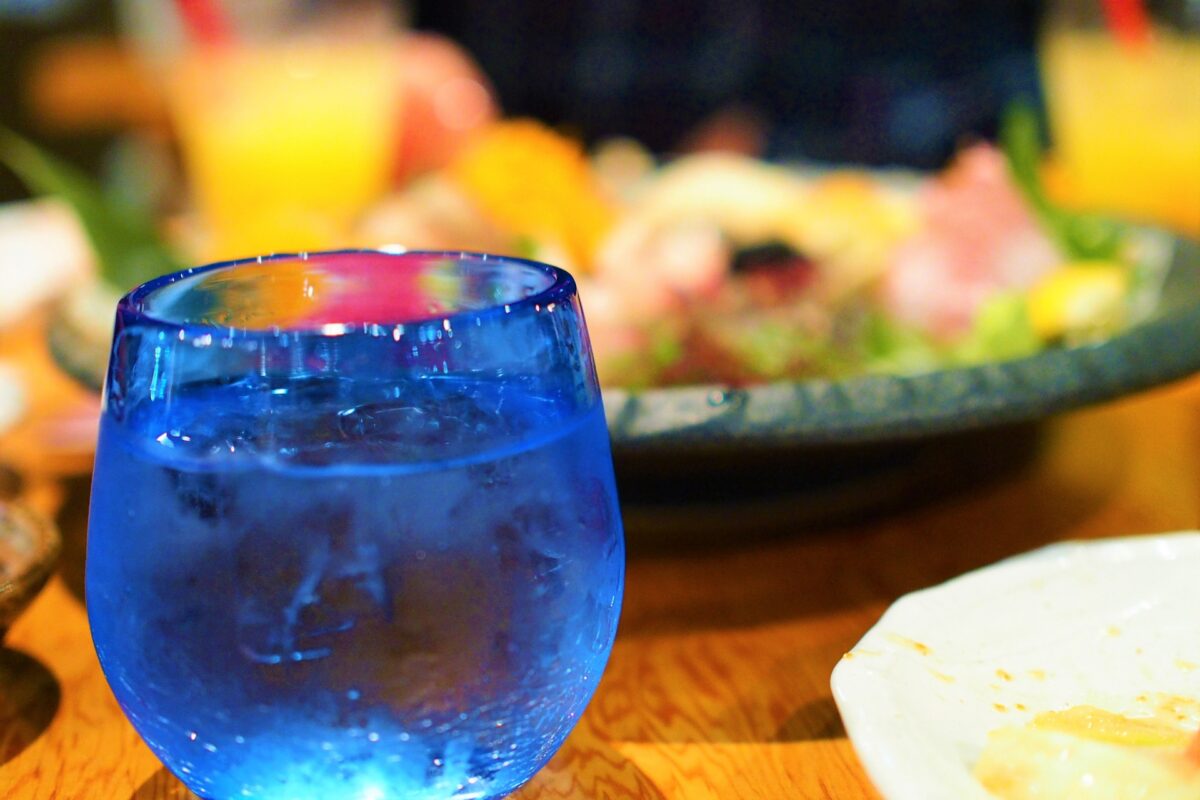沖縄国際通り周辺の居酒屋で味わうグルメとドリンク