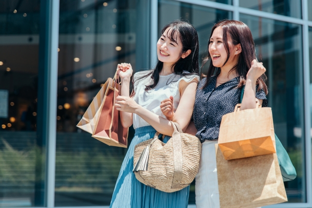 沖縄アウトレットで友達とショッピングを楽しむ女性