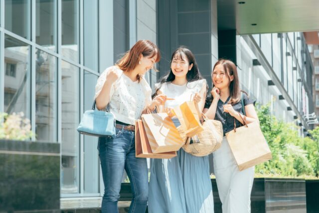 沖縄アウトレットで買い物を楽しむ女性グループの笑顔