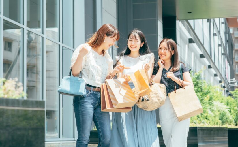 沖縄アウトレットで買い物を楽しむ女性グループの笑顔