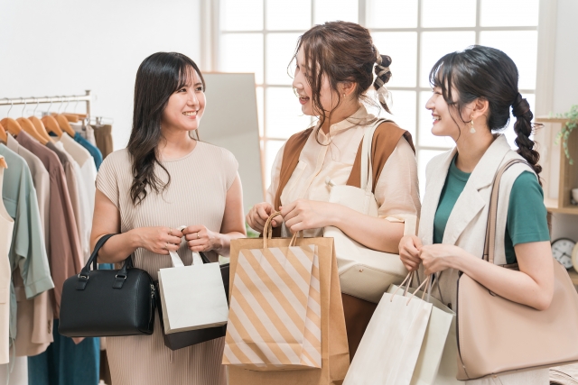 沖縄旅行で買い物を満喫する三人の女性客
