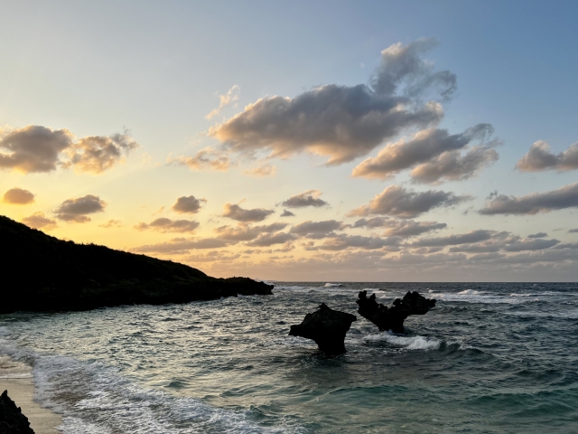 沖縄のハートロックと沈みゆく夕日