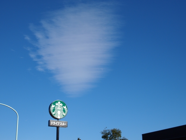 青空と沖縄のスターバックスのロゴ看板