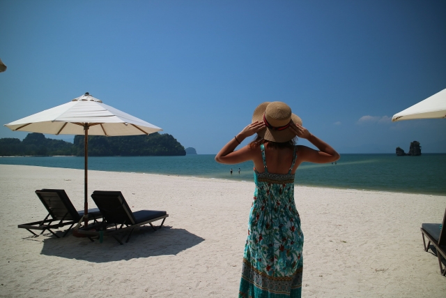 旅行 女子 ビーチ