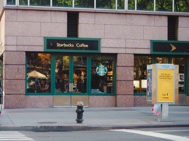 大きなビルの1階に入っているスターバックス店舗