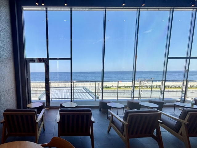海が見える沖縄のスターバックスの店内