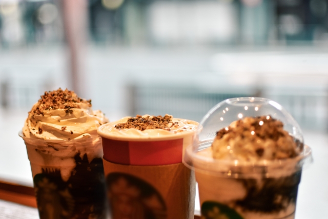 沖縄のスターバックスで並ぶ3種のドリンク