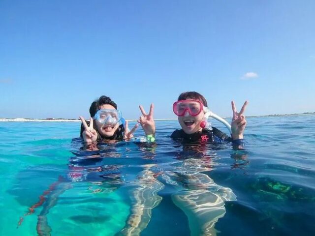 那覇のアクティビティ体験、透明度の高い海でシュノーケリングをする様子