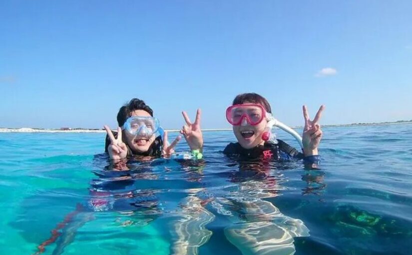 那覇のアクティビティ体験、透明度の高い海でシュノーケリングをする様子