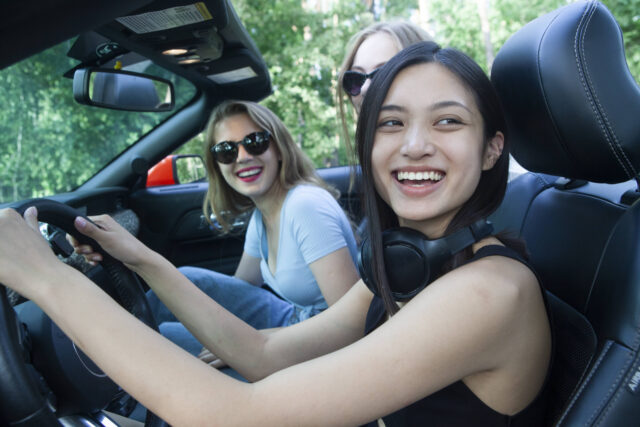 ドライブ　女性　3人