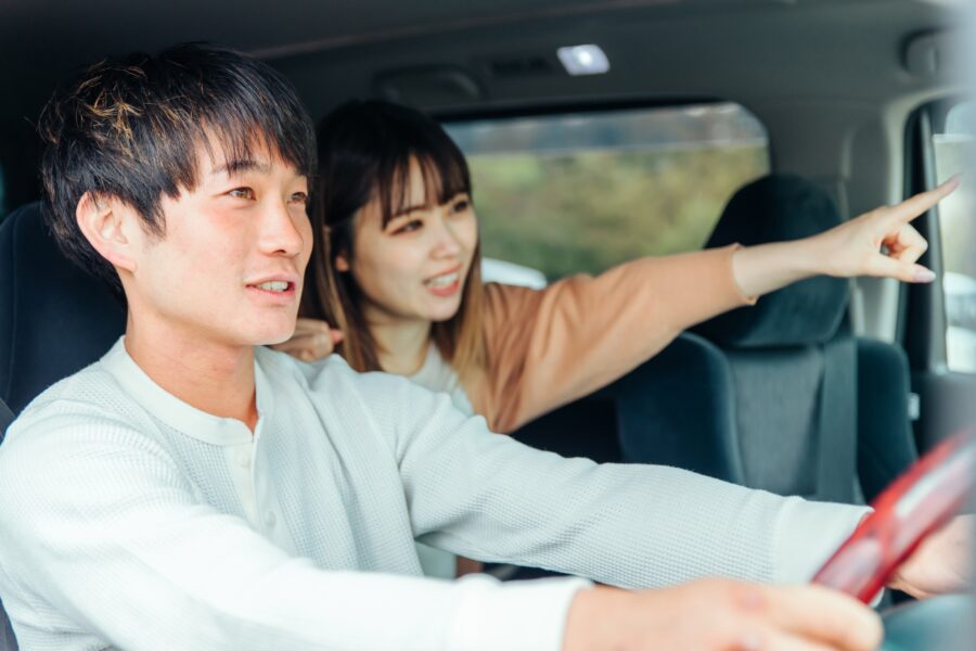 カップル　旅行　ドライブ