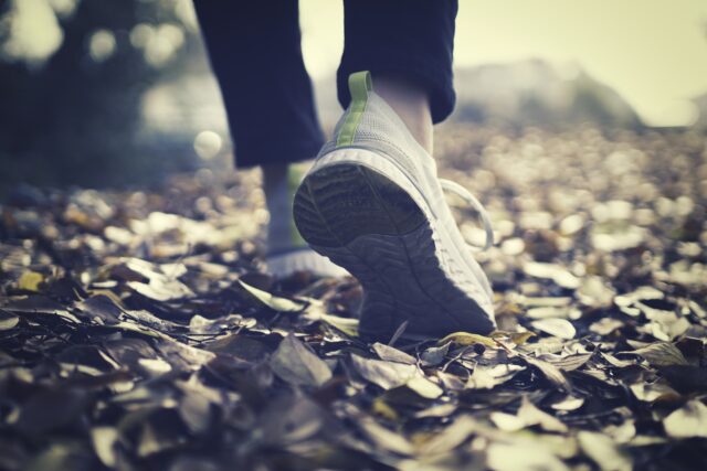 徒歩　スニーカー