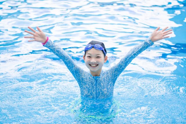 プール　女の子　万歳