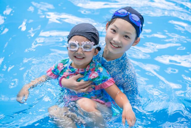 プール　女の子　2人